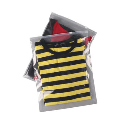 เครื่องบรรจุผ้า T-Shirt ที่มีสมอง พร้อมคอนเวียร์การให้อาหาร 1M